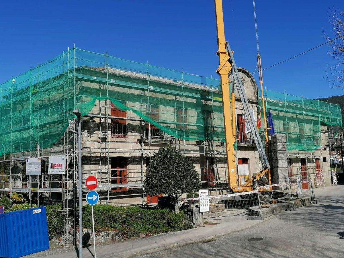 Obras de reforma da cuberta da Casa do Concello de Poio