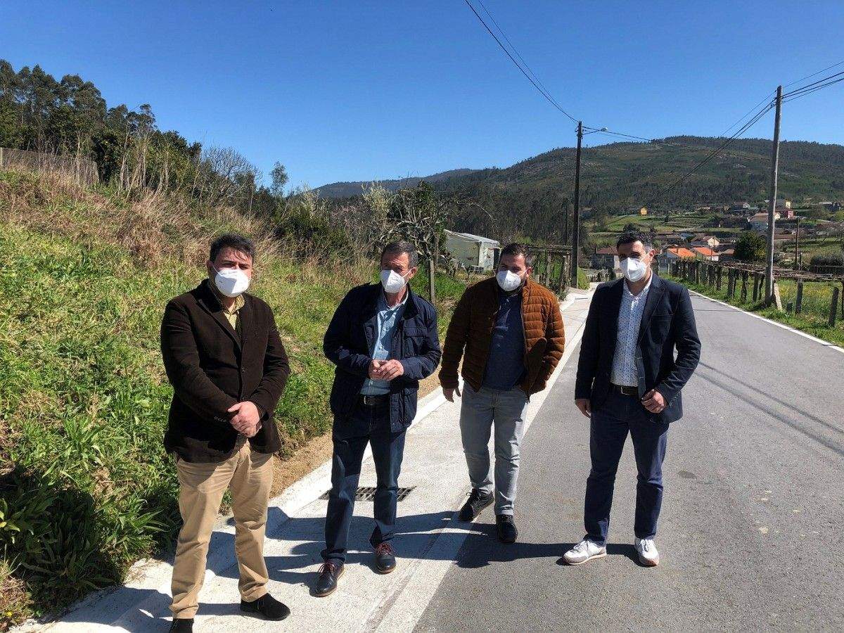 Visita do deputado de Infraestruturas, Gregorio Agís, ás obras nas estradas de Barro na compaña do alcalde José Manuel Fernández, entre outros