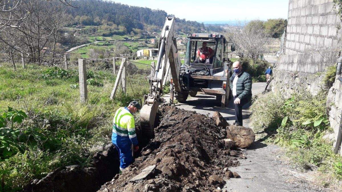 Obras de saneamiento en A Pena, en Bueu