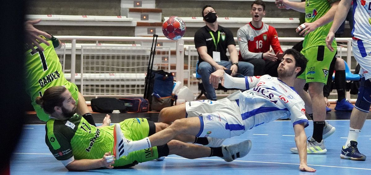 Partido de liga Asobal entre Cisne e Anaitasuna no Municipal