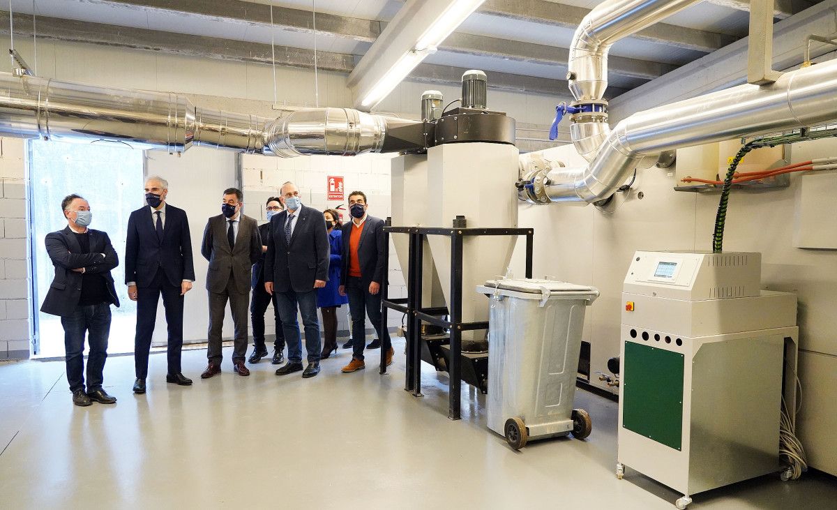 Os conselleiros Román Rodríguez y Francisco Conde visitan a central de biomasa do campus universitario de Pontevedra