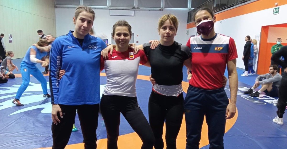 Lydia Pérez (esquerda) coas súas compañeiras da Selección Española no Preolímpico Europeo de Budapest