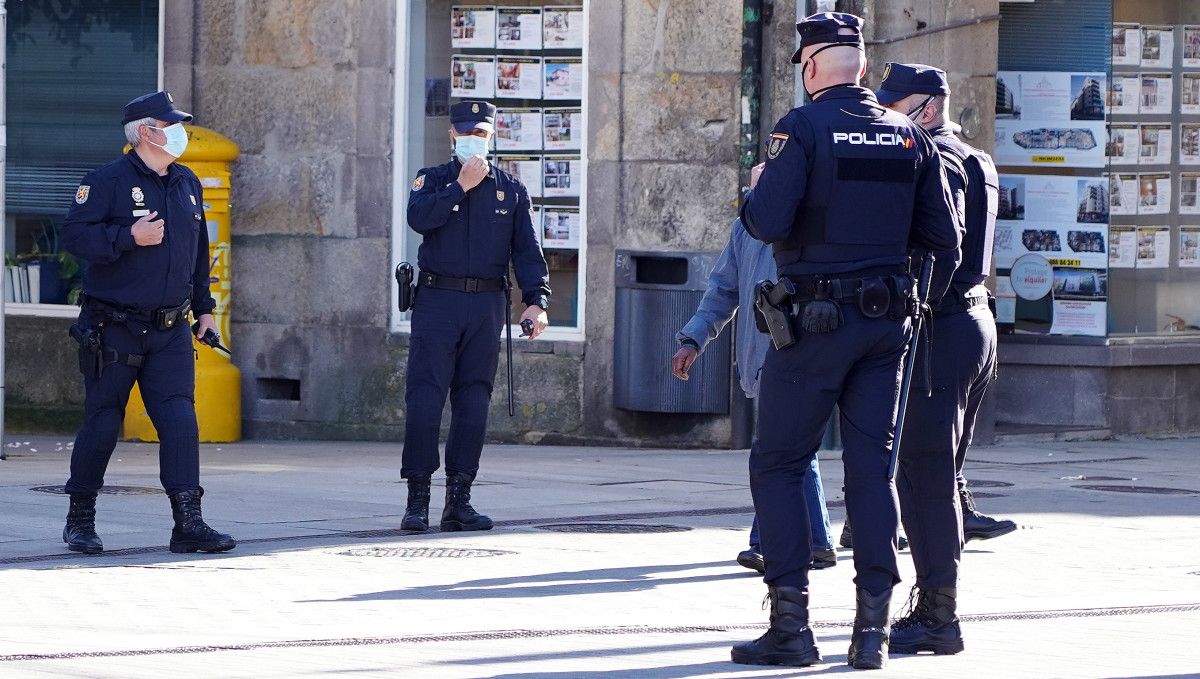 Axentes da Policía Nacional