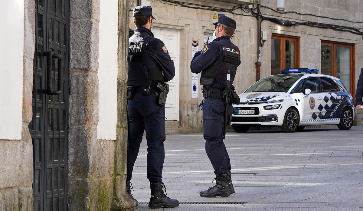Patrullas das policías Local e Nacional de Pontevedra