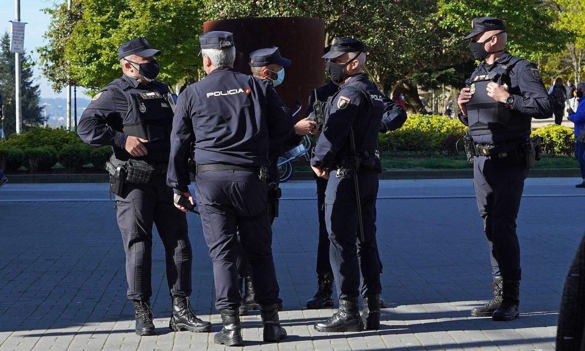 Axentes da Policía Nacional