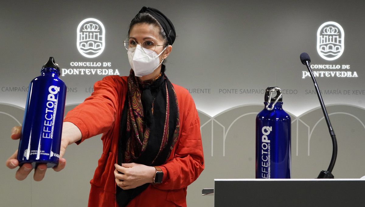 Anabel Gulías, portavoz do goberno local, coas cantimploras de PO2