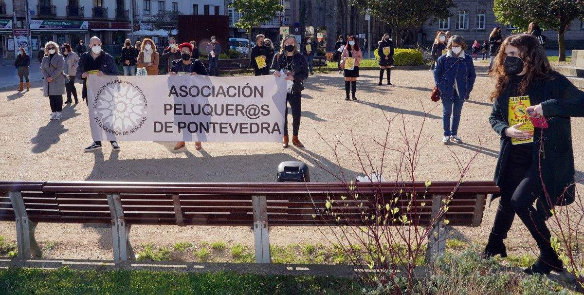 Concentración de profesionais do salón de peiteado na Praza de España de Pontevedra