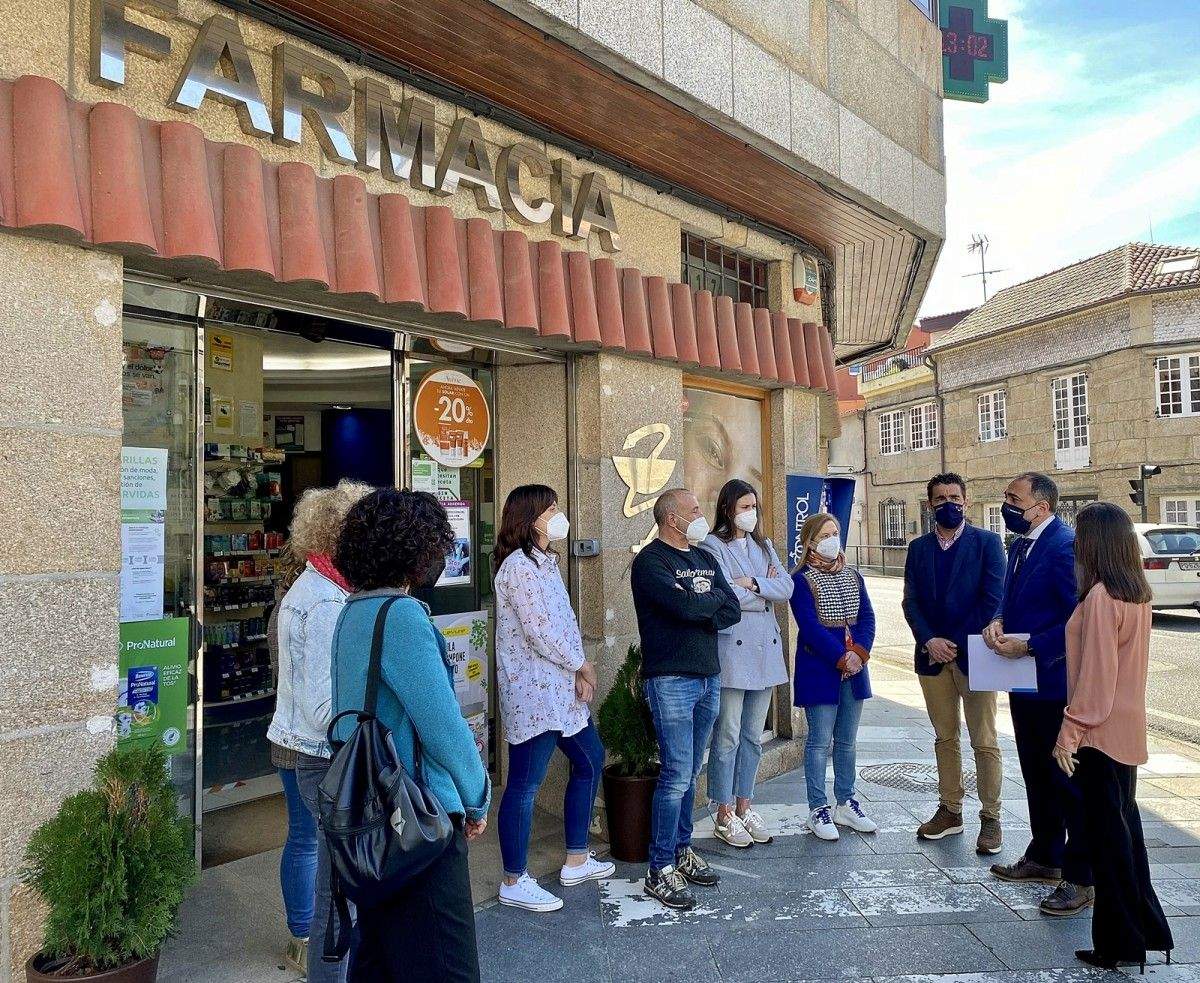 O conselleiro de Sanidade e a presidenta do Colexio de farmacéuticos visitan unha farmacia en Cambados