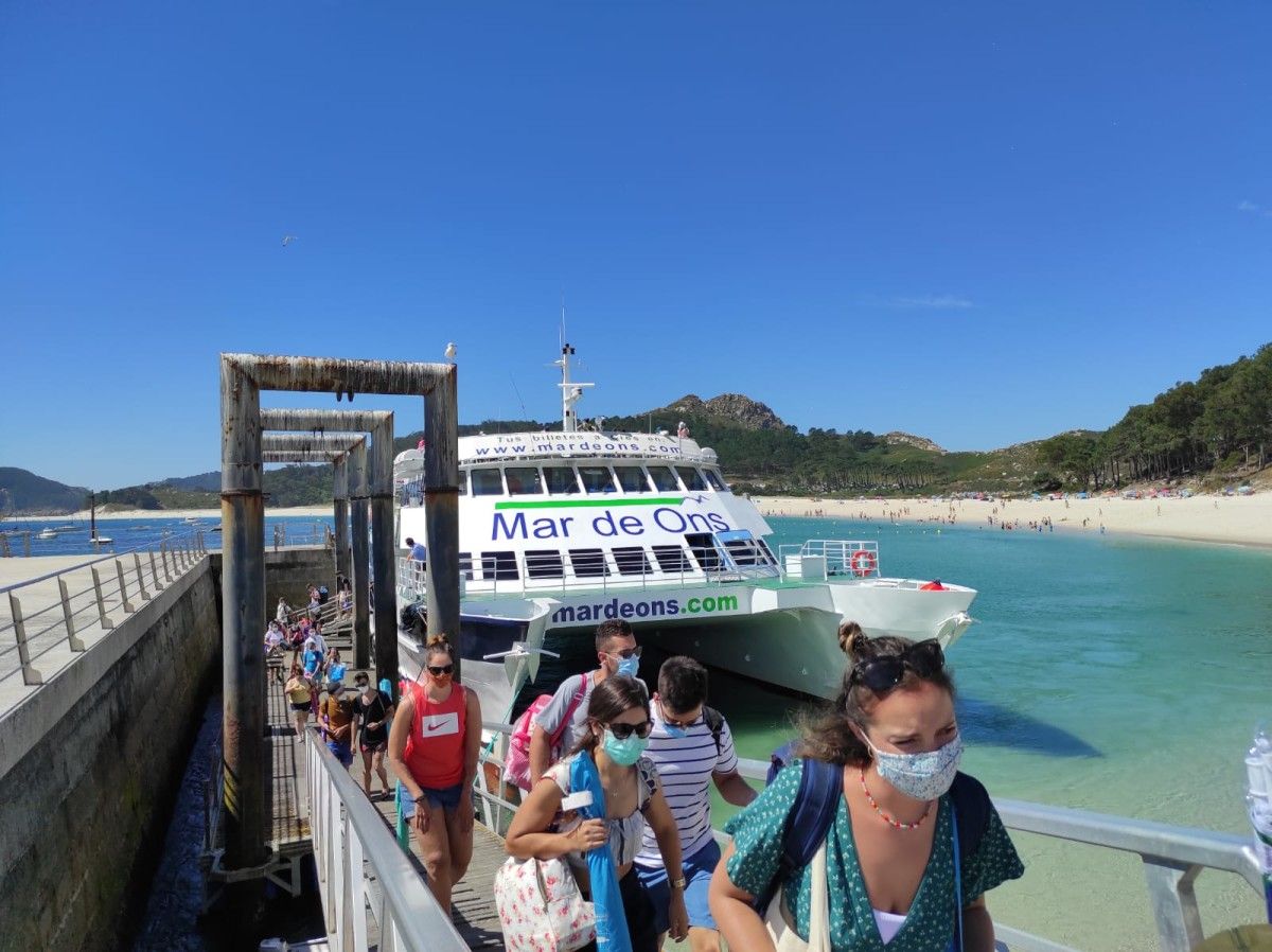 Desembarco de pasaxeiros no peirao das illas Cíes