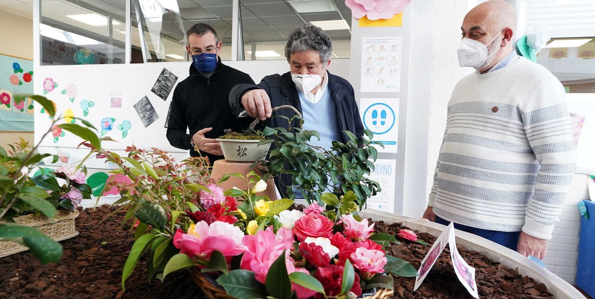 El director del CEP Campolongo, José Manuel Sánchez Moure; el alcalde de Pontevedra, Miguel Fernández Lores; y el concejal de Educación y teniente de alcalde, Tino Fernández