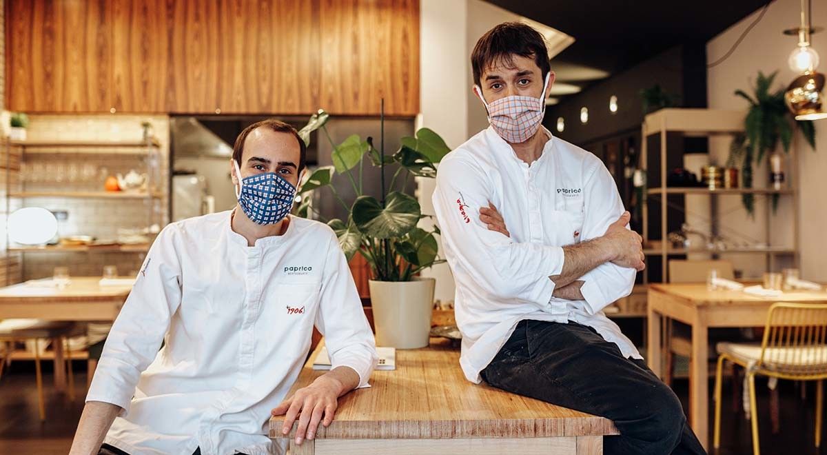 Cocineros gallegos con las mascarillas éticas de la Fundación Taller de Solidaridad