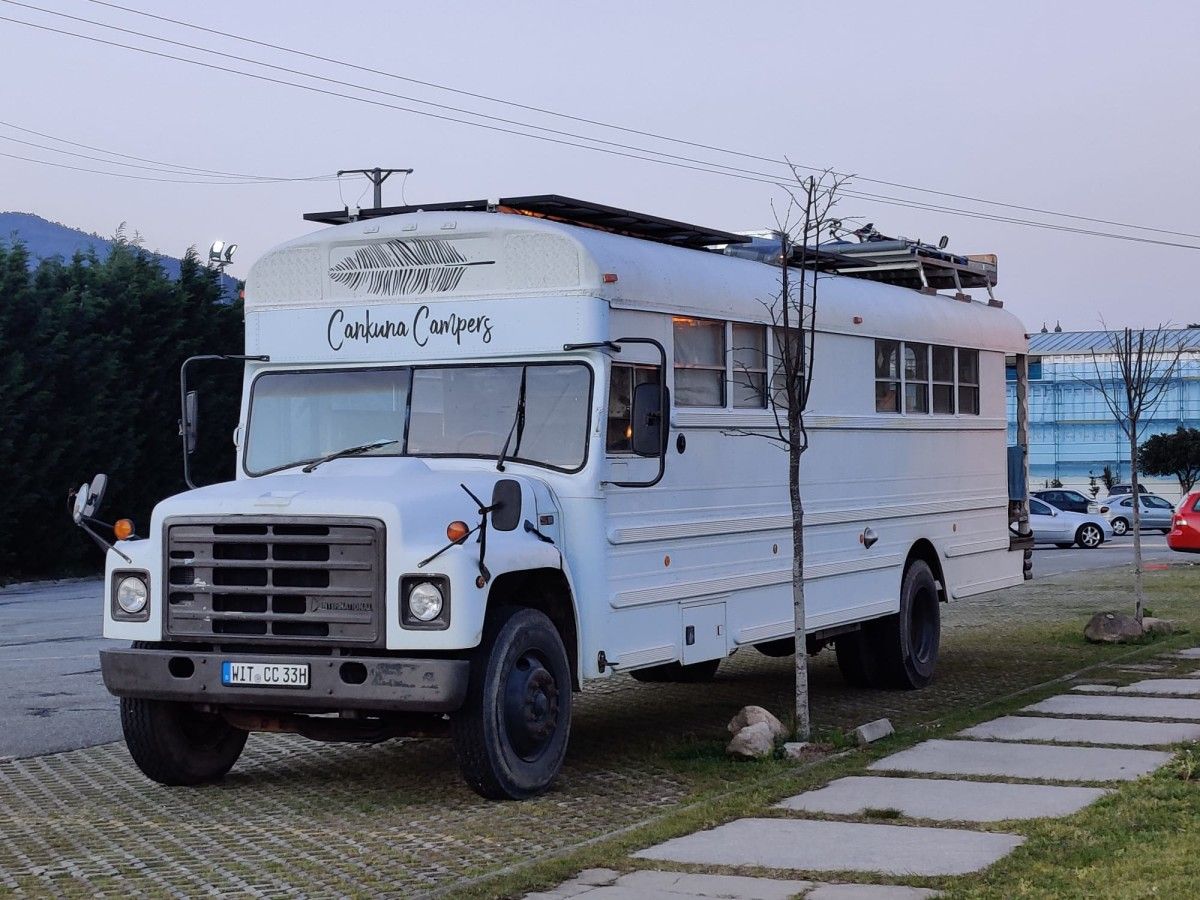 Vehículo convertido en autocaravana, aparcado en A Seca