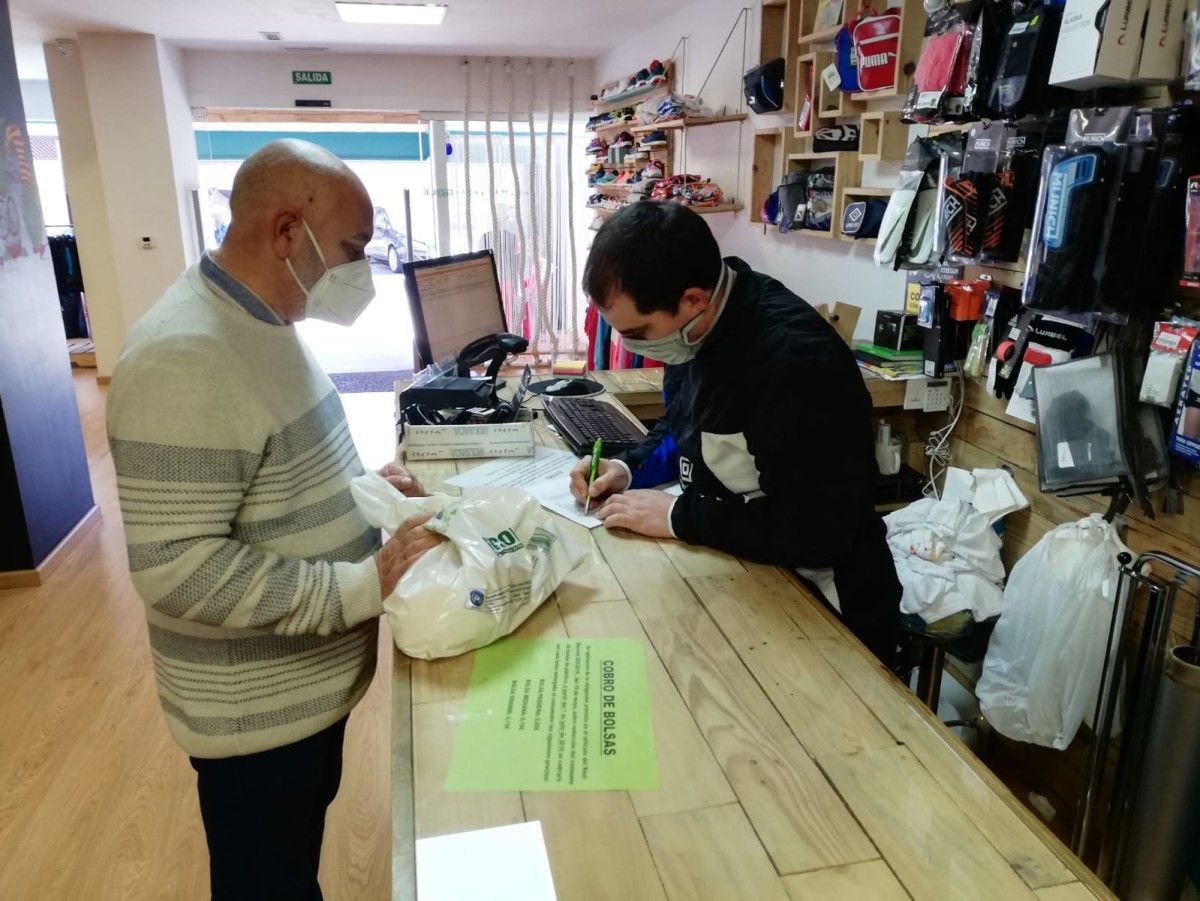 Entrega de camisetas da San Silvestre entre os participantes en tendas de deportes de Pontevedra