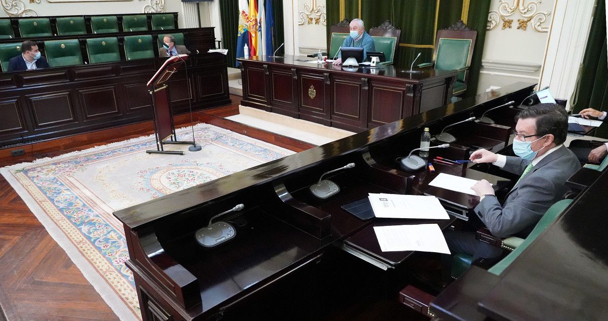 Jorge Cubela, César Mosquera e Carlos López Font durante o pleno de marzo (de esquerda a dereita)