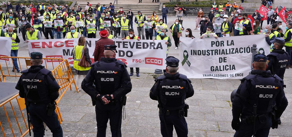 Concentración de traballadores de Ence fronte á Deputación
