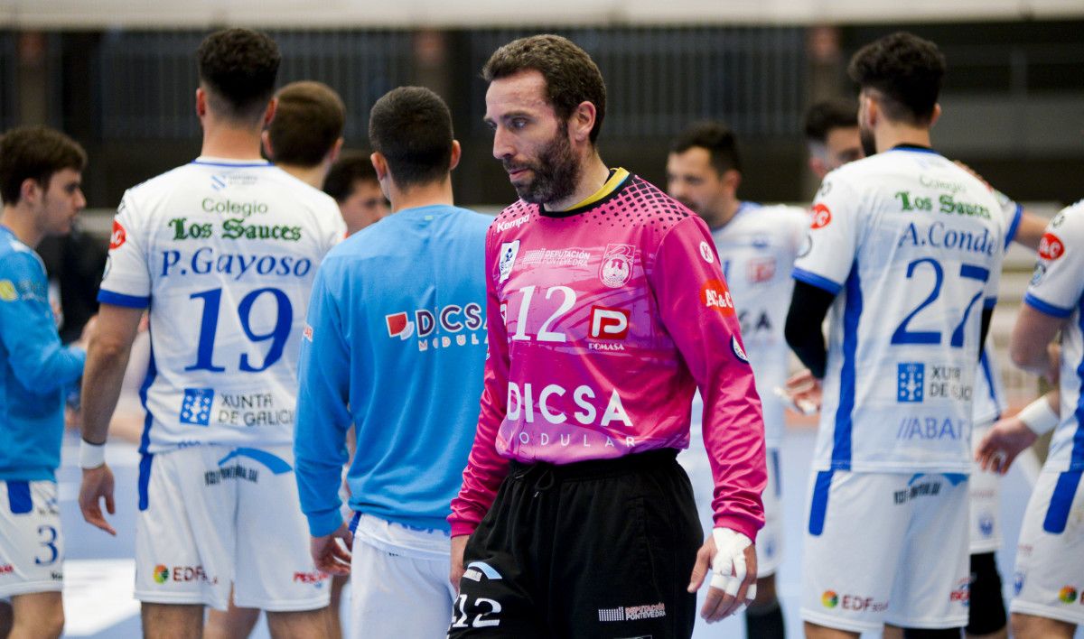 Jorge Villamarín no partido de liga Asobal entre o Cisne e Logroño no Pavillón Municipal