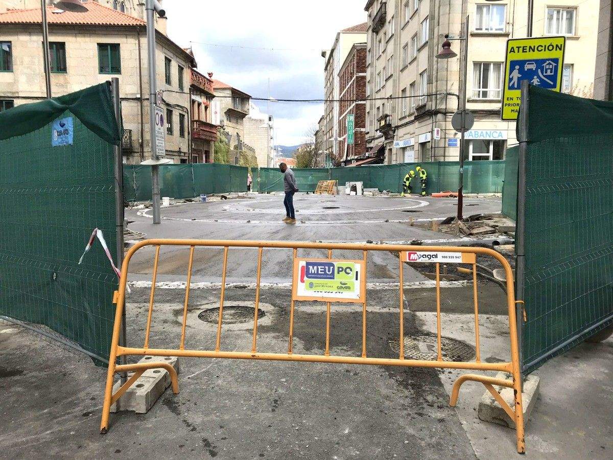 Obras en la nueva plaza circular entre Daniel de la Sota y Benito Corbal