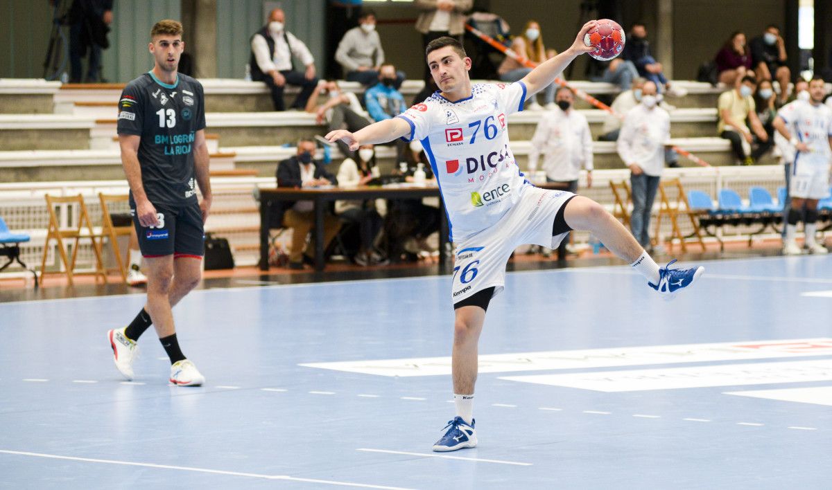 Ángel Iglesias, no partido de liga Asobal entre o Cisne e Logroño no Pavillón Municipal