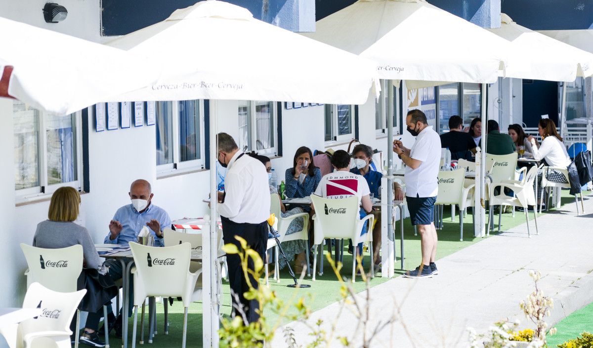 Clientes nas terrazas de Sanxenxo