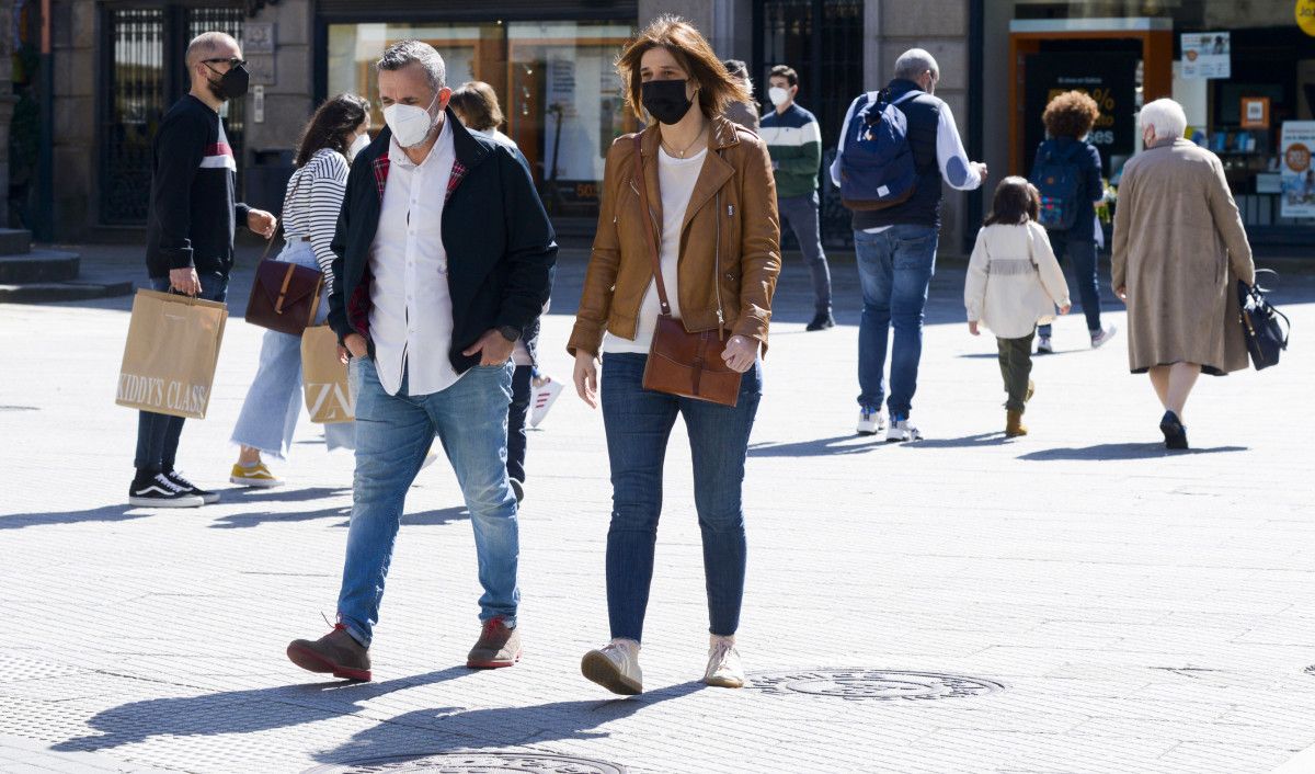 Gente paseando con mascarillas en Pontevedra