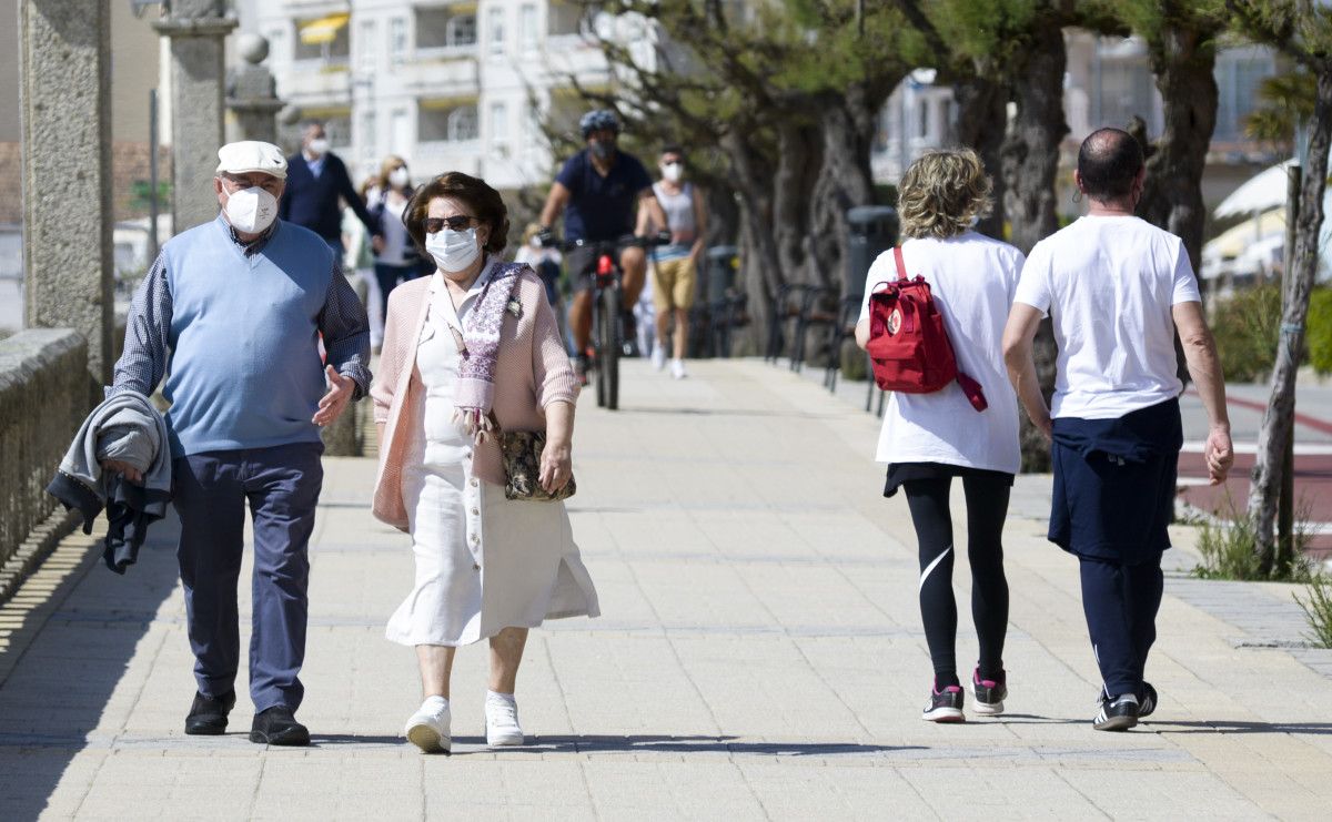 Persoas paseando por Sanxenxo