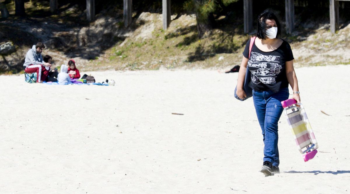 Persoas paseando por Lourido, en Poio
