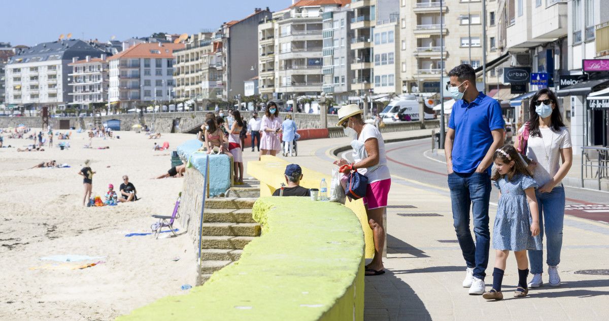 Personas paseando por Sanxenxo