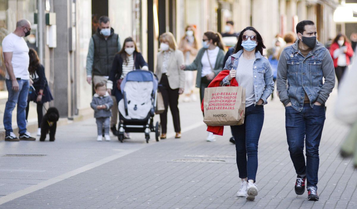 Xente paseando con máscaras en Pontevedra