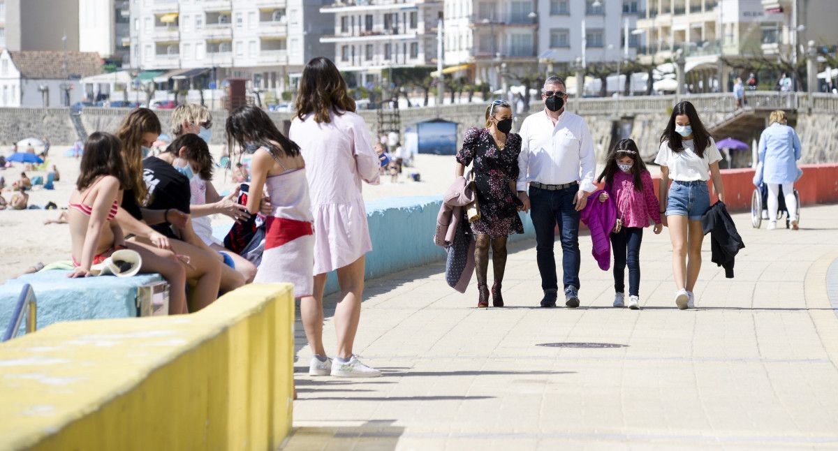 Persoas paseando por Sanxenxo