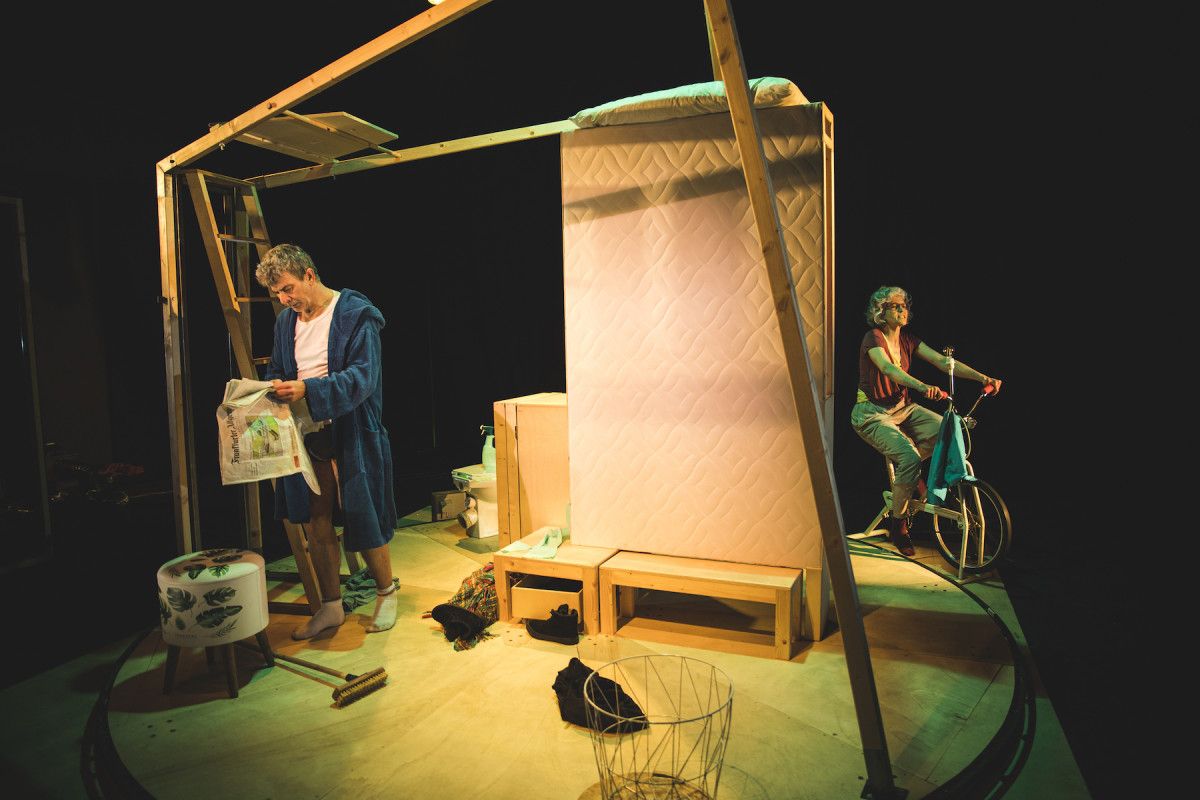 El pontevedrés Xurxo Cortázar y Nuria Gullón ensayando la obra '32m2'