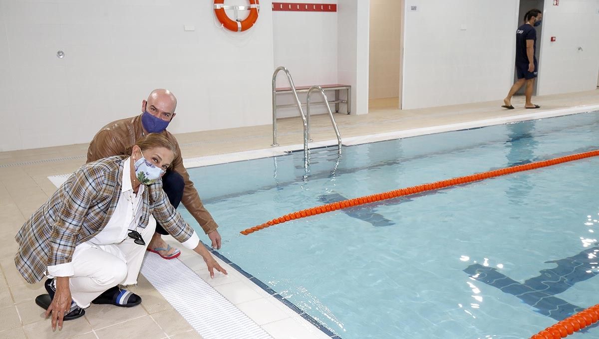 Carmela Silva y Félix Juncal en la piscina de Bueu