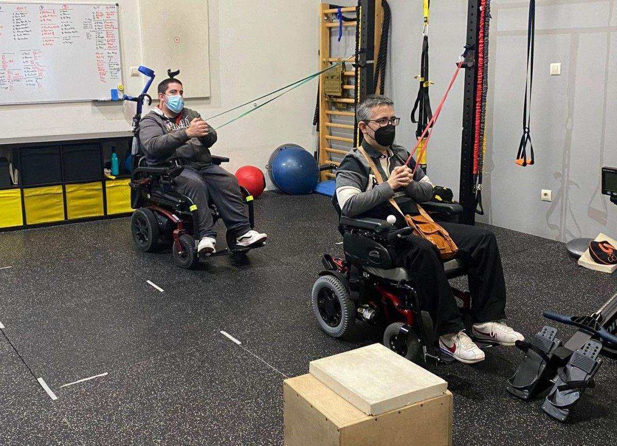 Dos personas con discapacidad en el gimnasio