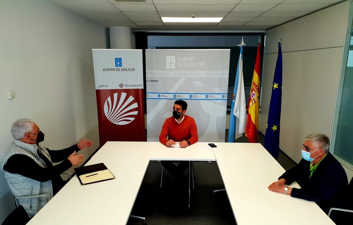 Reunión del delegado de la Xunta. Luis López, con la Asociación de Vecinos de Raxó