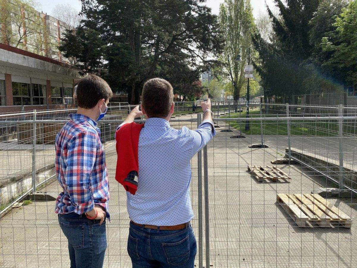 Os concelleiros do PP Pablo Fernández e Guille Juncal na zona acordoada do paseo do Gafos en Campolongo