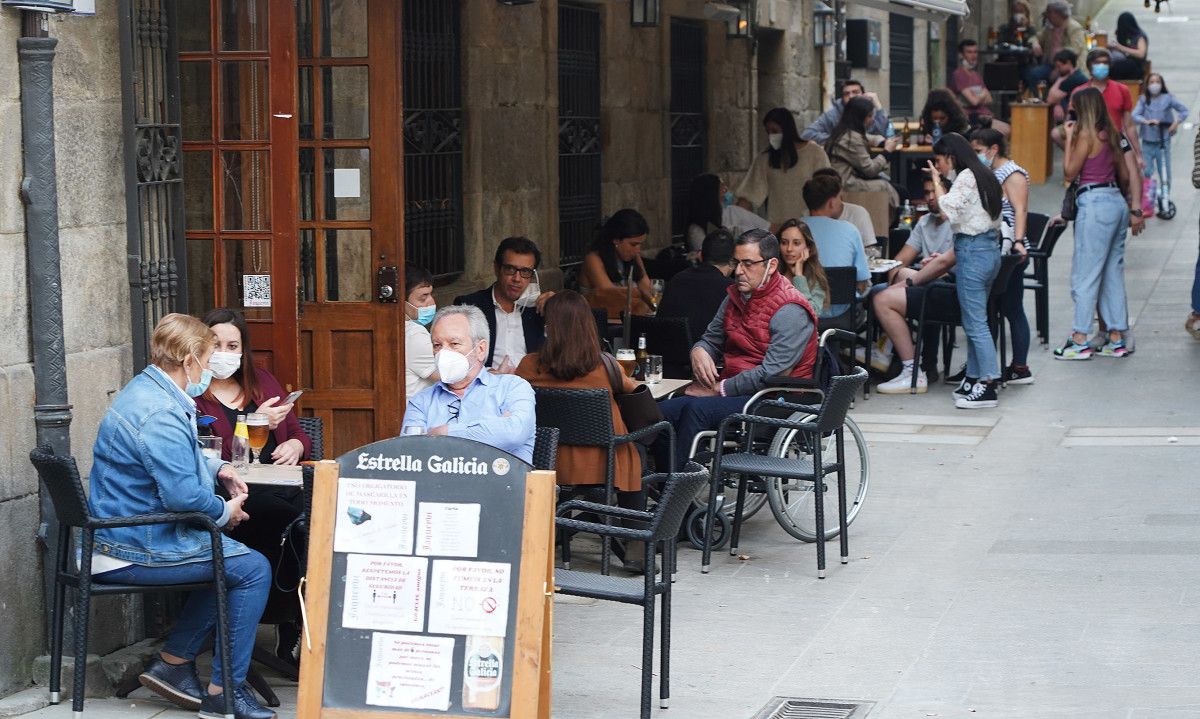 Clientes nas terrazas da hostalería de Pontevedra durante a Semana Santa