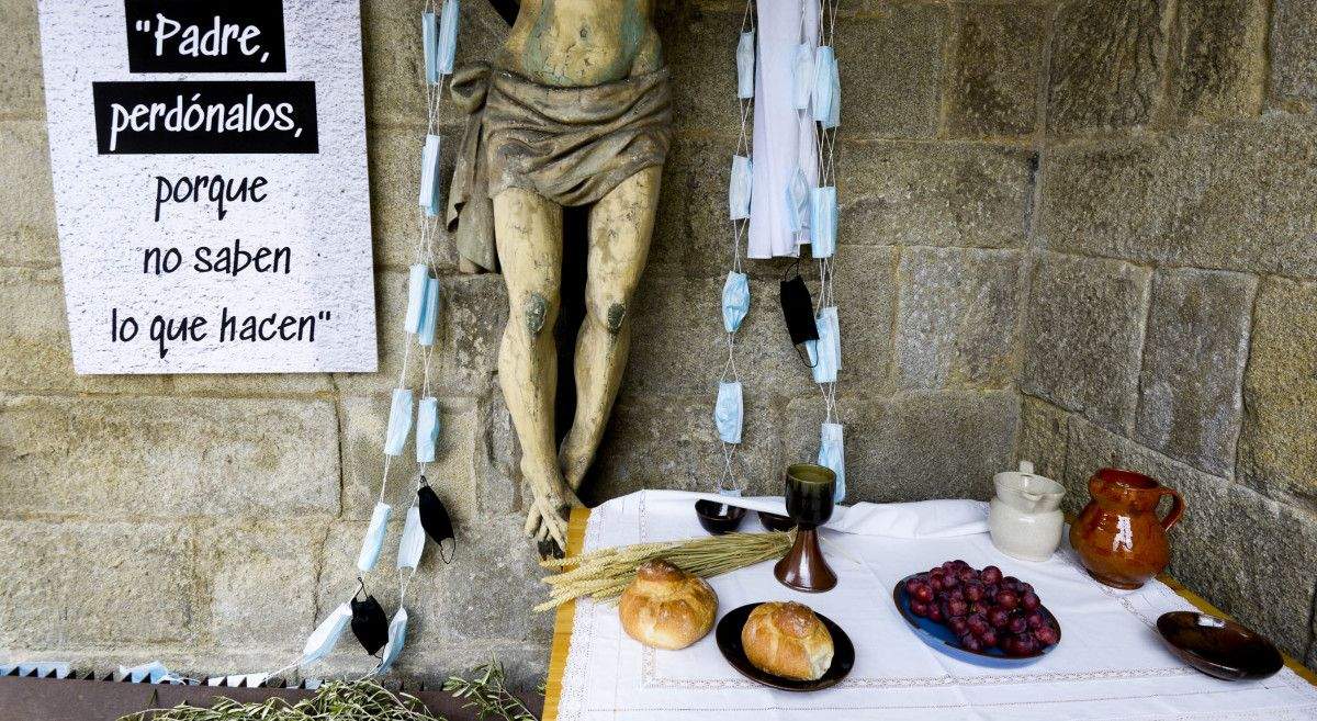 Un sudario de mascarillas quirúrgicas para el Cristo del Buen Viaje