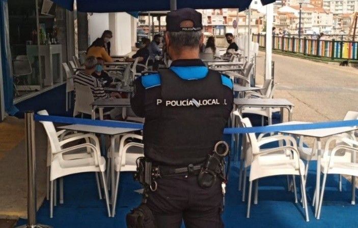 Agentes de la Policía Local de Poio vigilan el cumplimiento de las restricciones sanitarias