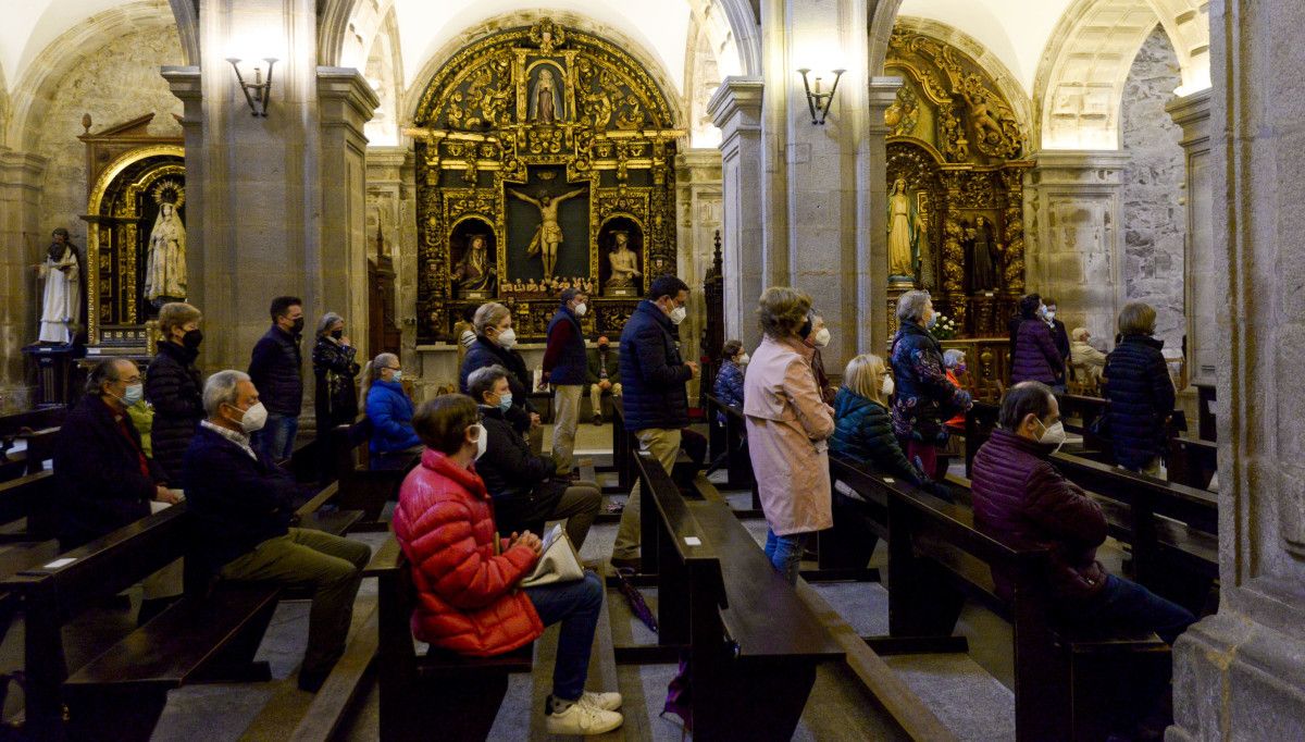 Persoas devotas na Igrexa de San Bartolomeu durante este Venres Santo