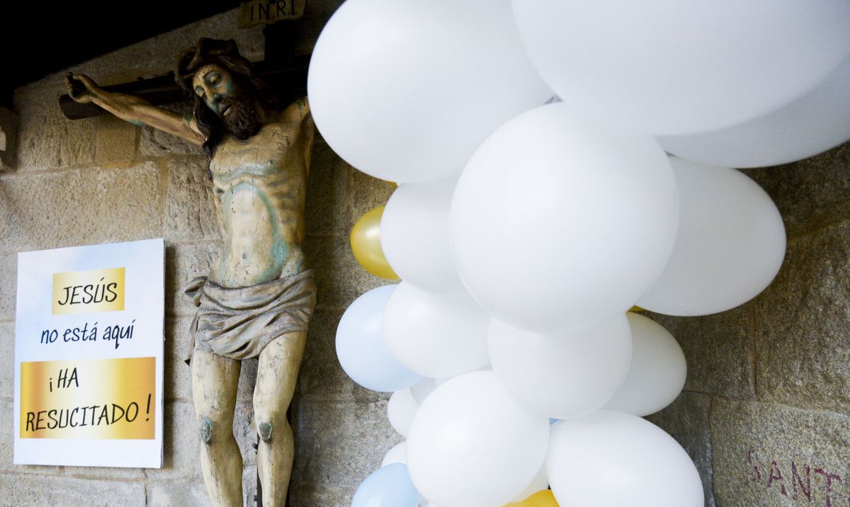 Intervención creativa para simbolizar a resurrección de Cristo en Santa María 	