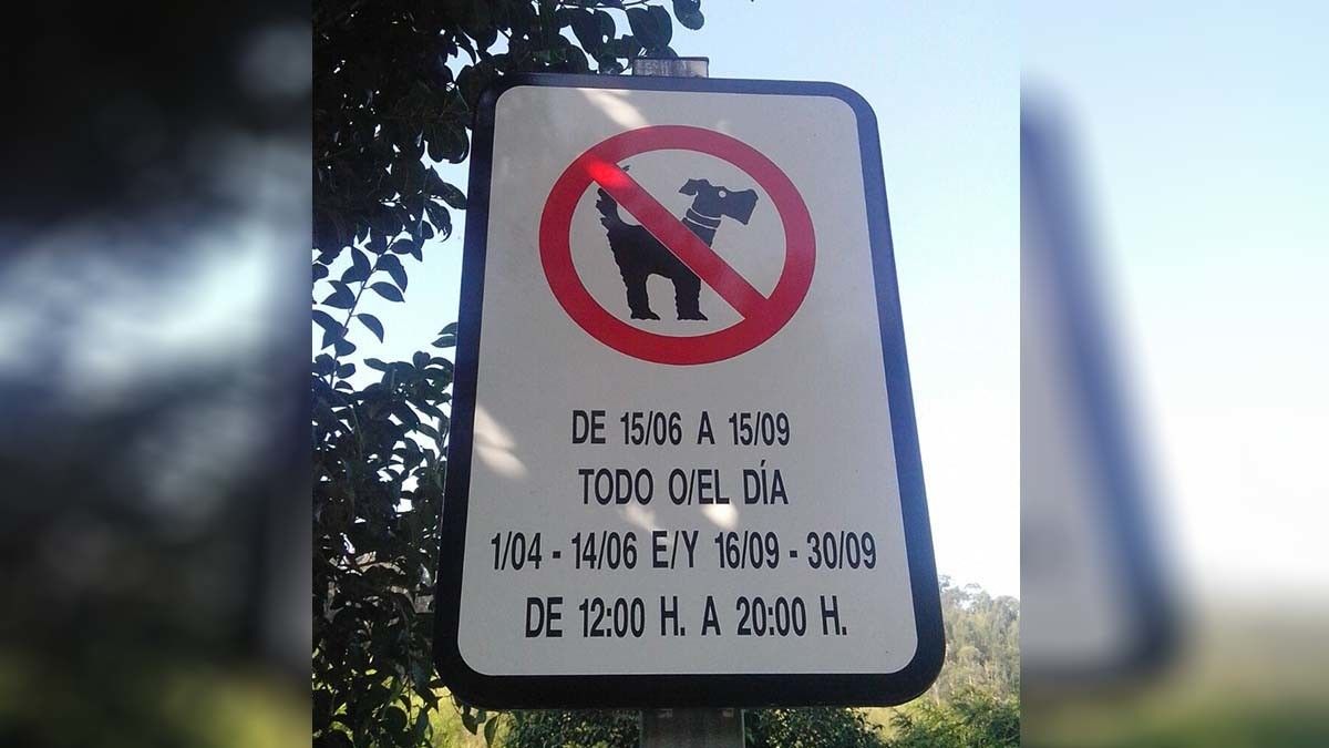 Sinal que limita os paseos dos cans polas praias