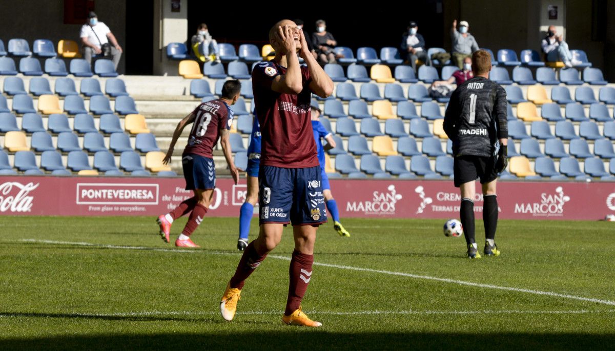 Partido de liga entre Pontevedra e Covadonga en Pasarón