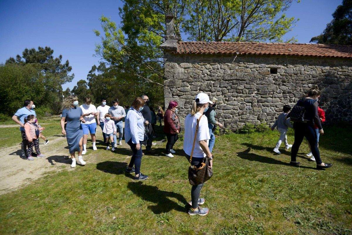Fieles en San Cibrán a pesar de no haber romería