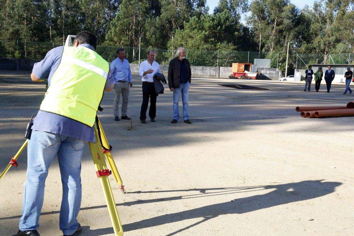 Visita de Rafael Louzán y José Antonio Landín a las obras del campo de hierba artificial de Barro