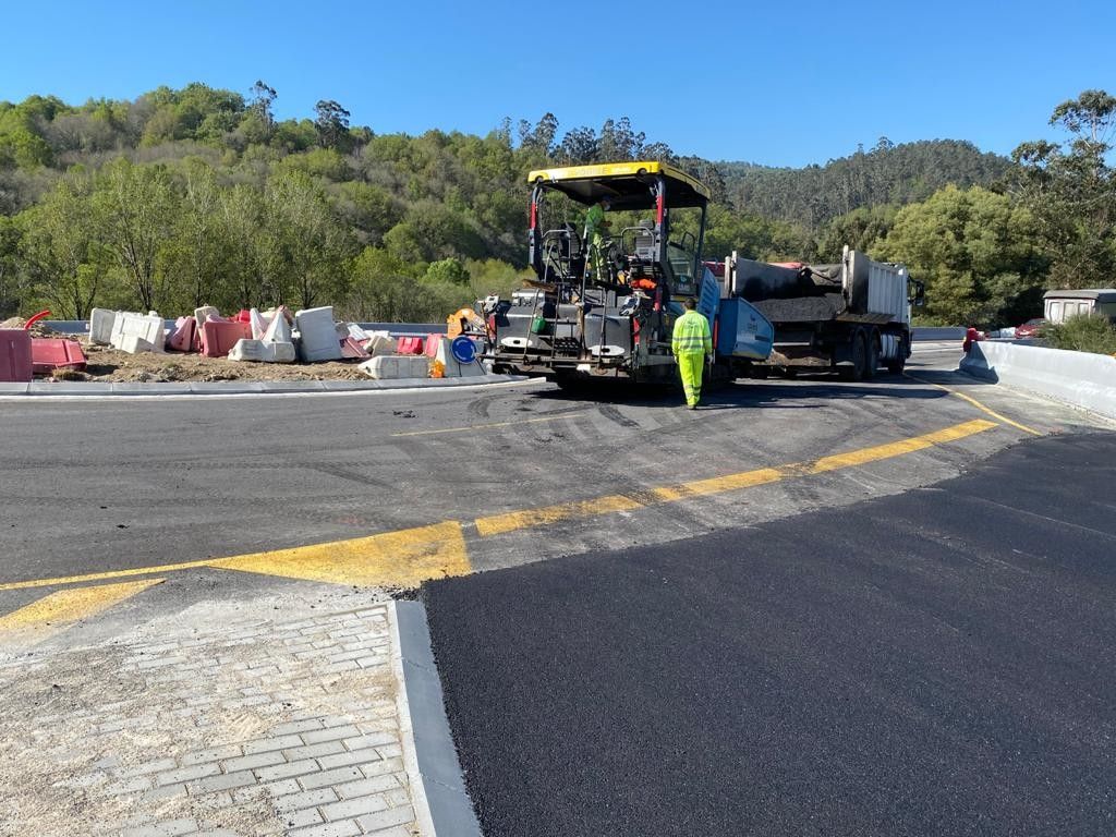 Asfaltado da rotonda da estrada nacional N-541 en Cerdedo