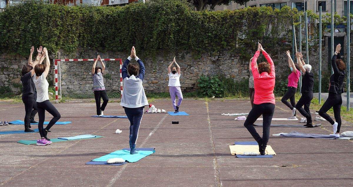Clase de ioga ao aire libre