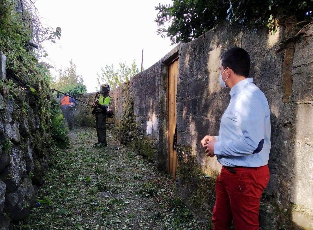 O concelleiro de Medio Rural, Pablo Novas, supervisa os traballos de roza en Marín