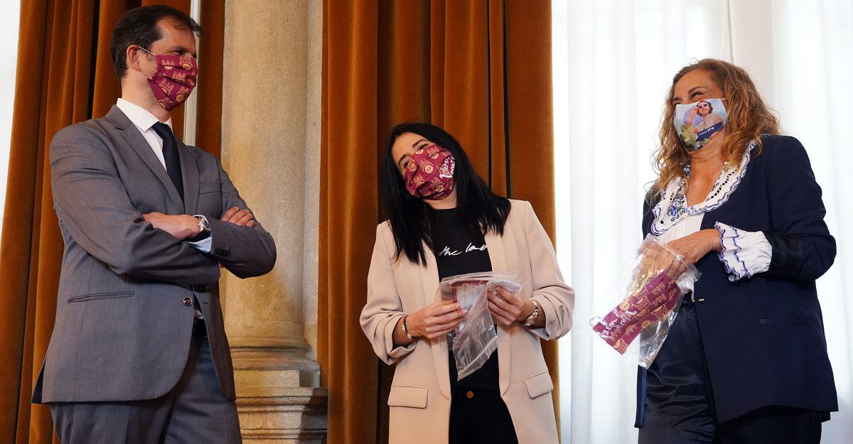 Enrique Mariño, Lupe Murillo y Carmela Silva en la recepción al Pontevedera CF en la Deputación