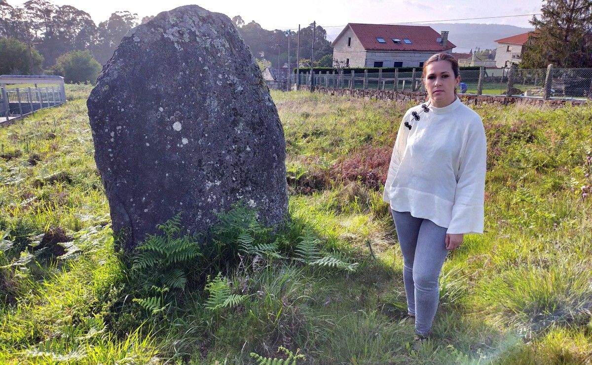 Lucía Santos, portavoz del BNG de Marín, junto al menhir Pedrafita de Currás