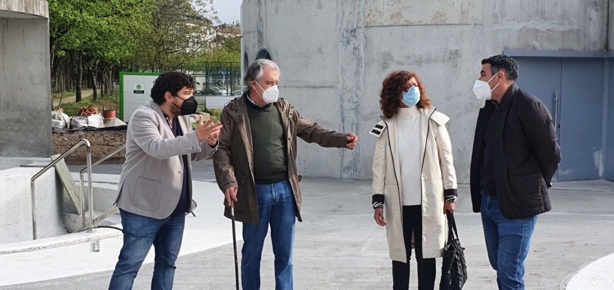 La parlamentaria socialista Leticia Gallego junto al alcalde de Caldas, Juan Manuel Rey, y otros miembros del PSOE en una visita a las pozas de A Tafona