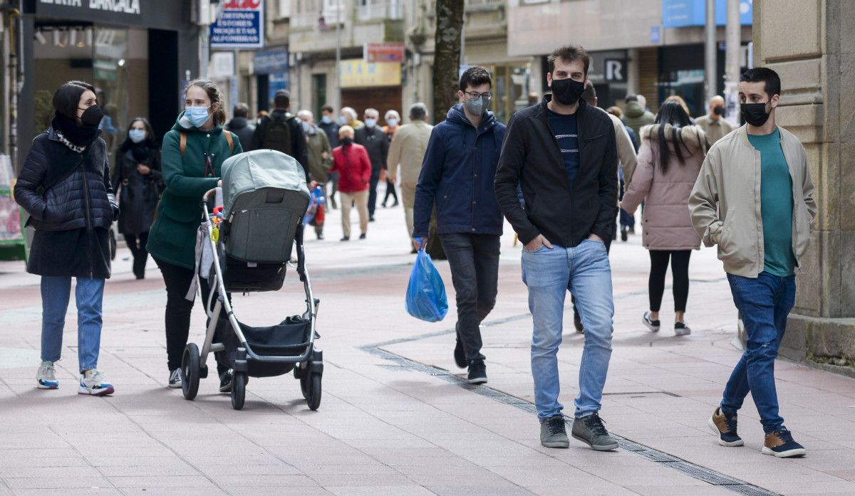 Xente paseando con máscaras en Pontevedra